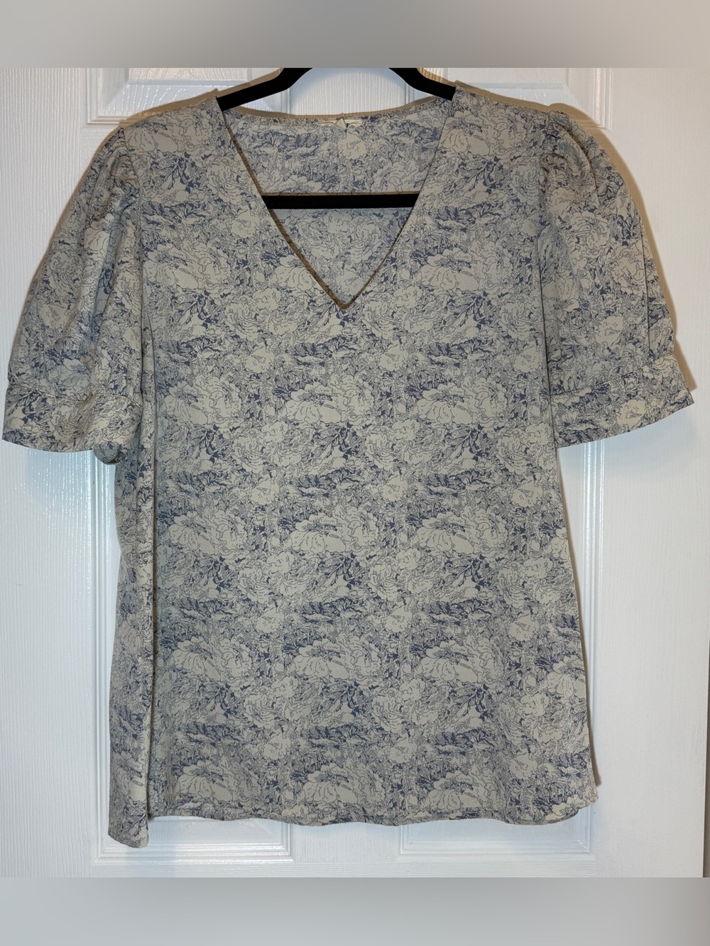 JODIFL Blue and Cream Floral V-Neck Puff Sleeve Blouse